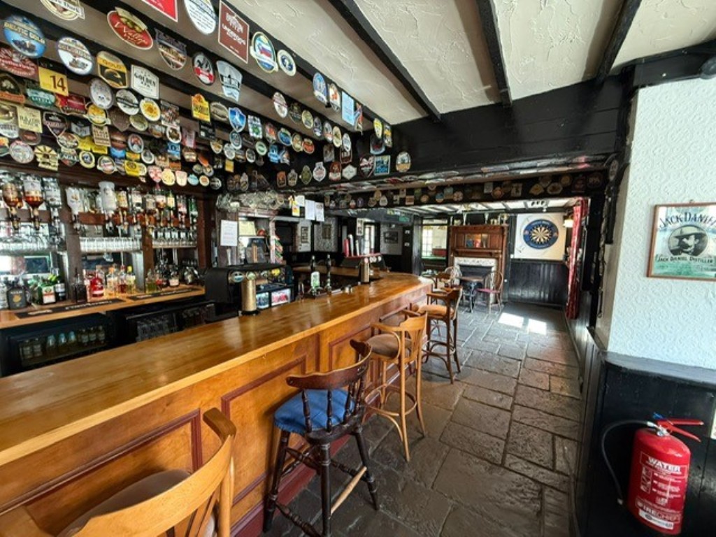 Lot: 111 - FREEHOLD TOWN CENTRE PUBLIC HOUSE WITH TWO-BEDROOM FLAT AND GARDENS - The Main Bar